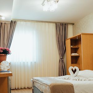 Zimmer mit Kingsize-Bett